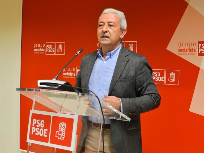 El portavoz parlamentario del PSdeG, Luis Álvarez, en la rueda de prensa