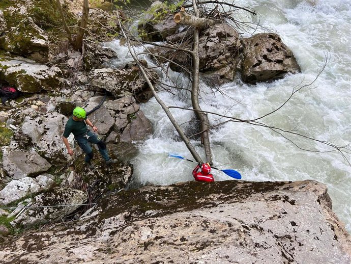 Activada la búsqueda de un piragüista desaparecido en el río Deva