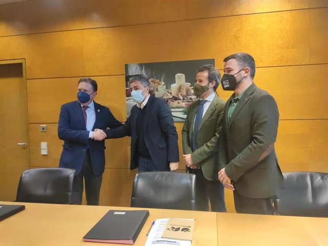 Firma del protocolo para la rotonda Luis Oliver entre el alcalde de Oviedo, Alfredo Canteli, y el consejero de Cohesión Territorial, Alejandro Calvo