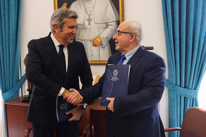 Javier Collado, director general de la Fundación Incyde, y José Luis Mendoza, presidente de la UCAM, durante la firma del acuerdo