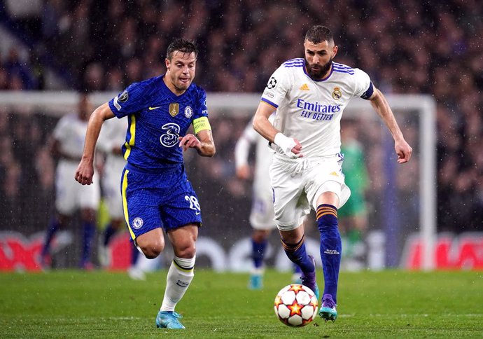 06 April 2022, United Kingdom, London: Chelsea's Cesar Azpilicueta (L) and Real Madrid's Karim Benzema battle for the ball during the UEFA Champions League quarter-final first leg soccer match between Chelsea and Real Madrid at Stamford Bridge. Photo: J