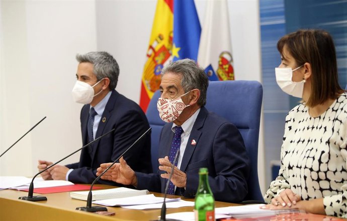 Archivo - El presidente de Cantabria, Miguel Ángel Revilla; el vicepresidente, Pablo Zuloaga, y la consejera de Economía y Hacienda, María Sánchez, en una rueda de prensa sobre financiación autonómica