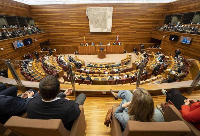 El presidente de Vox, Santiago Abascal  y la vicesecretaria de Política Social del Partido Popular, Ana Pastor, durante el debate de investidura del candidato del PP a la Presidencia de la Junta de Castilla y León, en el Hemiciclo de las Cortes  