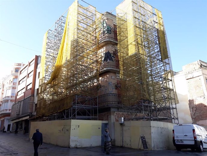 El andamio de la fachada del 'Maragato' en la plaza Mayor de Guadalajara será retirado "en breve" tras 16 años puesto