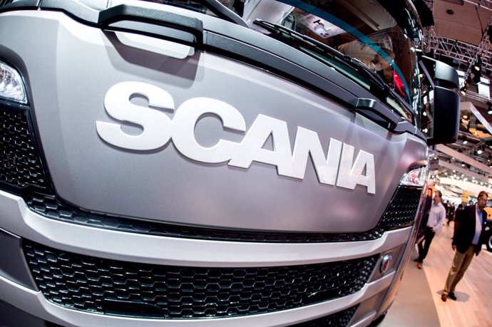 Archivo - FILED - 20 September 2018, Lower Saxony, Hanover: Scania company logo on a truck aT the Scania stand at the Hanover IAA Commercial Vehicles. VW's Scania loses fight over $994 million EU antitrust fine. Photo: Hauke-Christian Dittrich/dpa