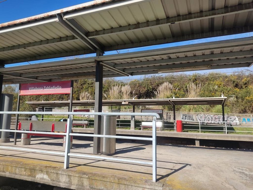 Archivo - Instalación para la espera de trenes en Asturias