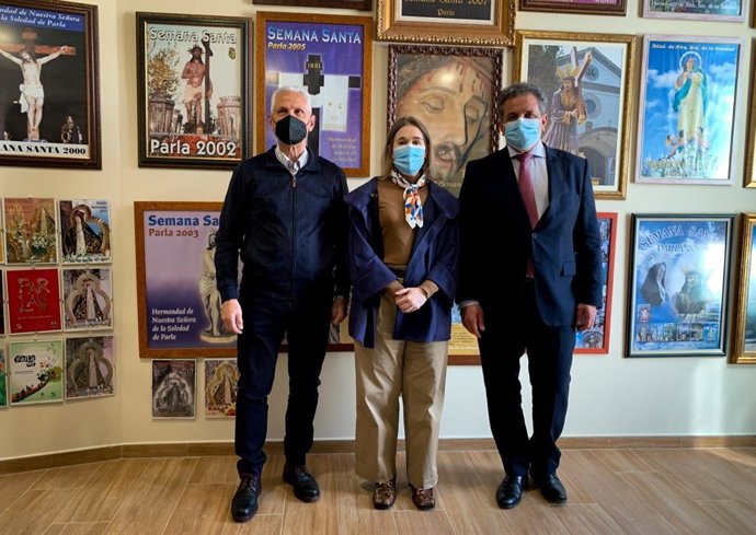 La consejera de Cultura, Turismo y Deporte, Marta Rivera de la Cruz, visita varias cofradías en Parla.