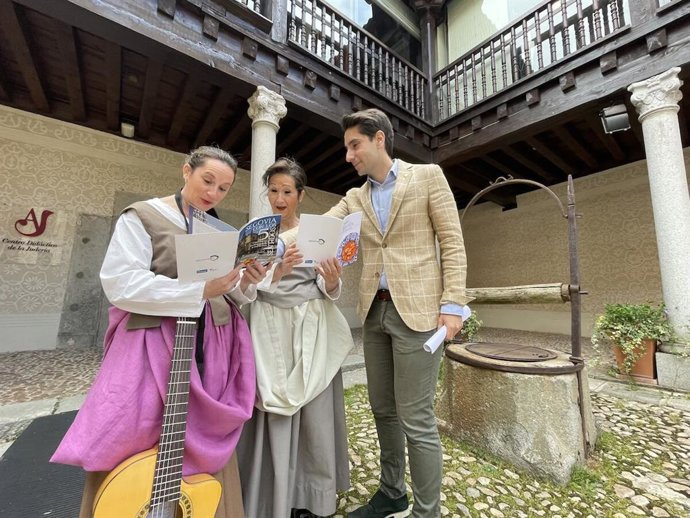 El concejal de Turismo, Miguel Merino, y Sonsoles Novo (actriz) y Álida Jiménez (cantante), de la Compañía La Imaginación, uno de los grupos teatrales que ofrece una experiencia en la publicación 'Segovia con los 5 sentidos'.