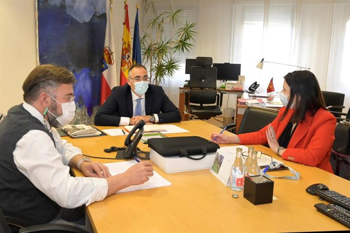 Reunión del consejero de Sanidad y la alcaldesa de Santander