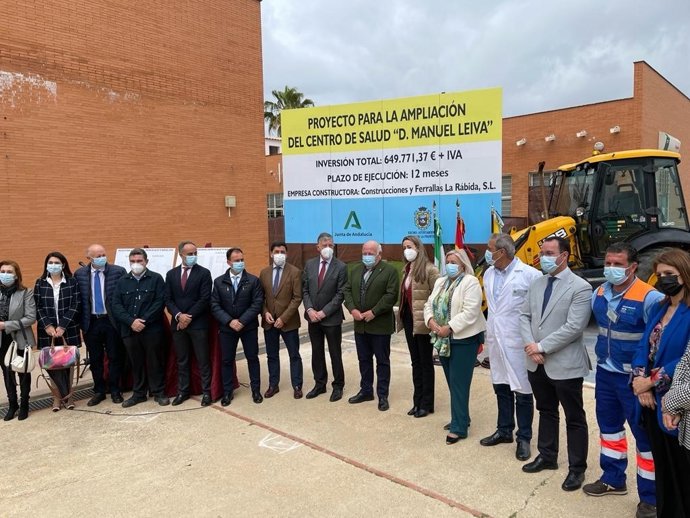 El consejero de Salud y Familias, Jesús Aguirre, ha colocado este lunes la primera piedra para la ampliación y reforma del centro de salud de Palos de la Frontera (Huelva).