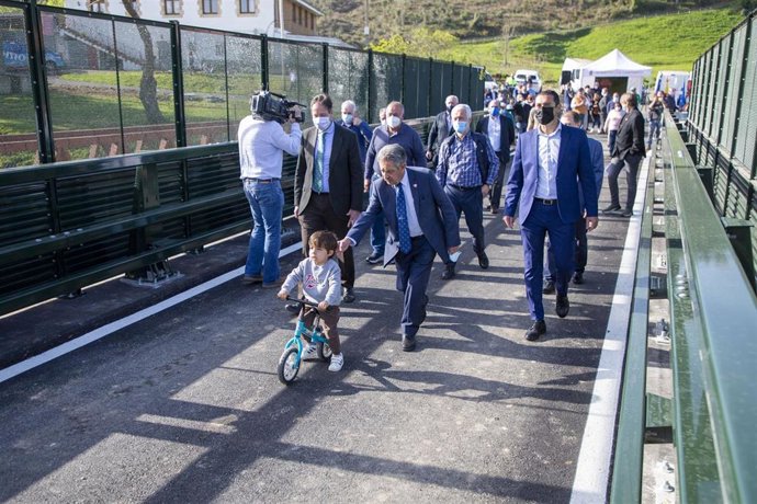 El presidente de Cantabria, Miguel Ángel Revilla, y el consejero de Obras Públicas, José Luis Gochicoa, inauguran el nuevo puente de Serdio