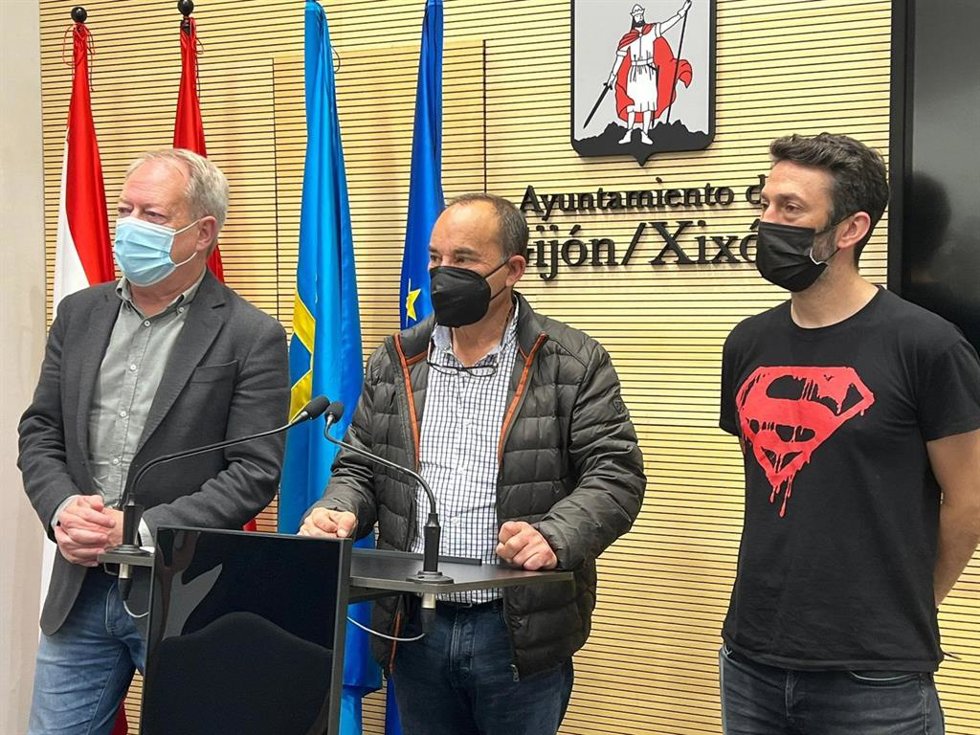 El portavoz de IU en Gijón, Aurelio Martín,  el edil de Podemos-Equo Xixón Juan Chaves y el presidente de la Asociación Asturiana de Solidaridad con el Pueblo Saharaui, Alberto Suárez, en rueda de prensa en el Ayuntamiento gijonés