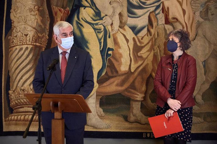 Alejandro Klécker y Rebeca Esnaola, y de fondo uno de los tapices del Palacio de Navarra que se exhiben en el Archivo y cuyo boceto es de Rubens