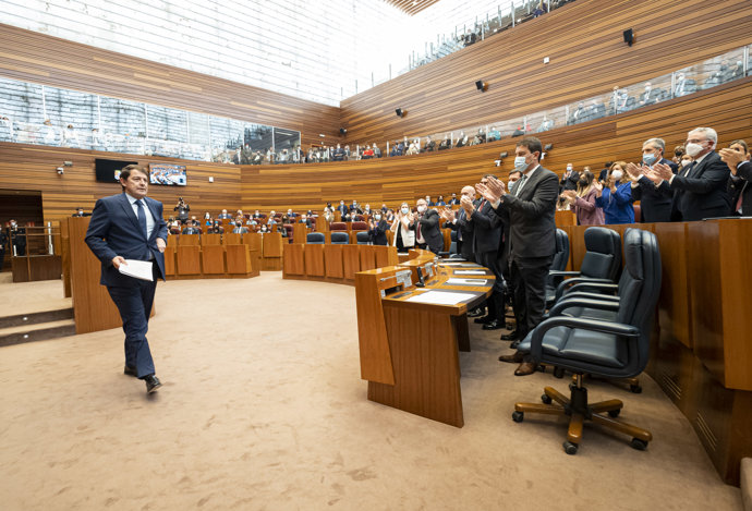El candidato del PP a la Presidencia de la Junta de Castilla y León y presidente del partido en la región, Alfonso Fernández Mañueco, después de intervenir en su debate de investidura, en el Hemiciclo de las Cortes de Castilla y León