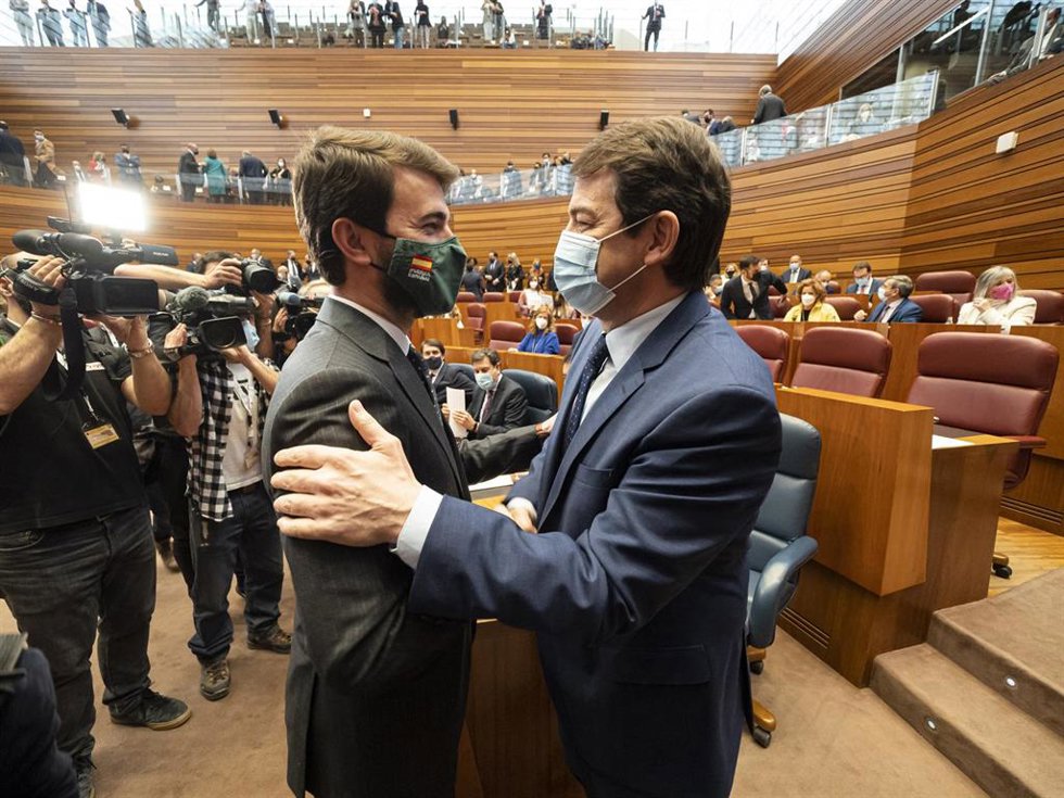 El líder de Vox en Castilla y León, Juan García-Gallardo (i) y el candidato del PP a la Presidencia de la Junta de Castilla y León, Alfonso Fernández Mañueco (d), se saludan a su llegada al debate de investidura, en el Hemiciclo