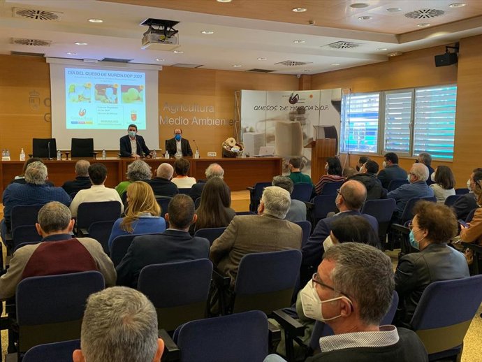 El consejero de Agua, Agricultura, Ganadería, Pesca y Medio Ambiente, Antonio Luengo, durante la presentación de la memoria anual de la Denominación de Origen Protegido Quesos de Murcia