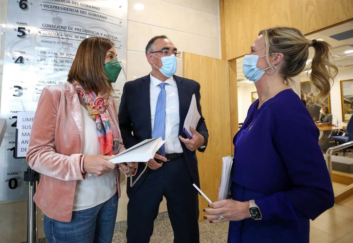 Los consejeros de Presidencia, Paula Fernández, y de Sanidad, Raúl Pesquera, firman con el Colegio de Farmacéuticos el convenio para la puesta en marcha de un sistema personalizado de dosificación de medicamentos en municipios en riesgo de despoblamient