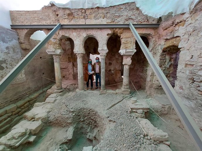La delegada de Cultura, Cristina Casanueva, visita a los Baños Árabes de San Lorenzo, junto al arqueólogo Alejandro Ibáñez, en una imagen de archivo.