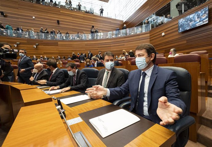 El consejero de presidencia de la Junta de Castilla y León, Ángel Ibáñez (i) y el candidato del PP a la Presidencia de la Junta de Castilla y León y presidente del partido en la región, Alfonso Fernández Mañueco (d), en el debate de investidura