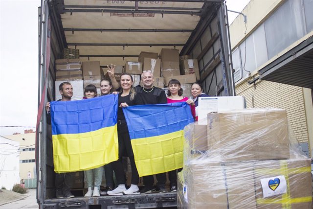 La cantante de ópera ucraniana Elvira Polyenova en un camión con ayuda humanitaria para Ucrania.
