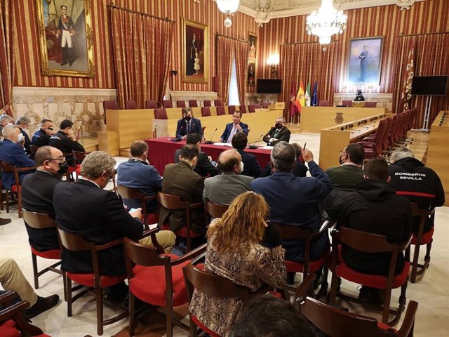 El delegado de Gobernación, Fiestas Mayores y Área Metropolitana, Juan Carlos Cabrera, ha presidido la reunión del Cecop, cuya sede está en el Ayuntamiento.