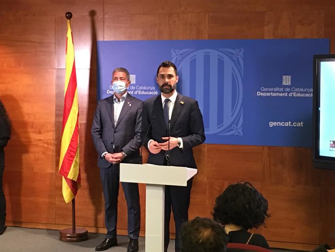 El conseller d'Empresa i Treball, Roger Torrent (parlant), i el d'Educació, Josep Gonzlez-Cambray, en la roda de premsa