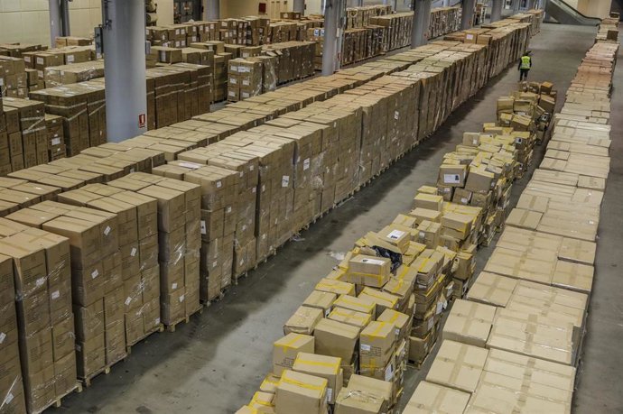 Archivo - Cajas en el centro logístico de Feria Valencia que albergaba material sanitario adquirido por la Comunitat Valenciana para la lucha contra la pandemia