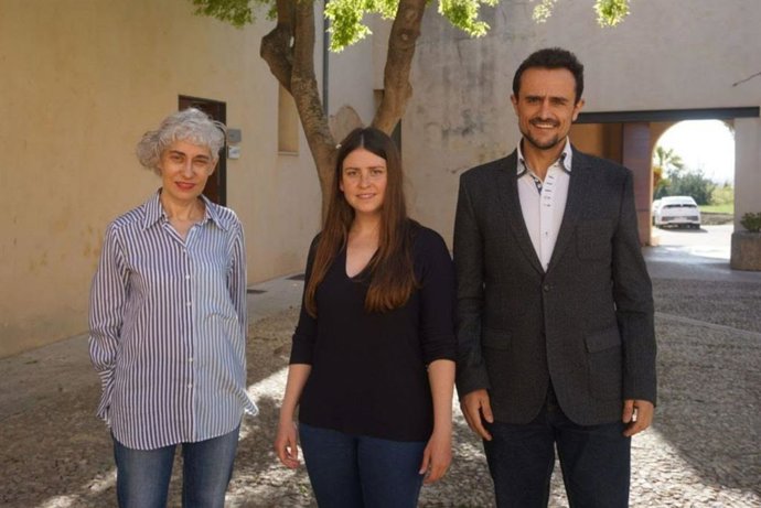 La portavoz de Unidas Podemos en el Consell de Mallorca, Magdalena Gelabert, la vicepresidenta segunda del Consell y consellera de Sostenibilidad y Medio Ambiente, Aurora Ribot, y el conseller insular de Movilidad e Infraestructuras, Iván Sevillano.