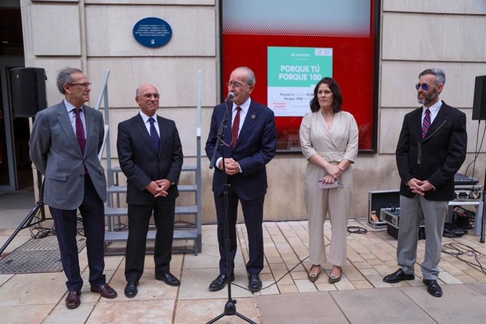 El alcalde de Málaga, Francisco de la Torre, acompañado por la concejala de Cultura, Noelia Losada; el presidente de la Autoridad Portuaria, Carlos Rubio; y el presidente de 'Luis de Unzaga Historical Society', Francisco Cazorla-Granados