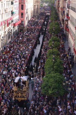 El paso de la Hermandad de Jesús Despojado por la Carrera Oficial, en el Domingo de Ramos de la Semana Santa de Sevilla 2022. 