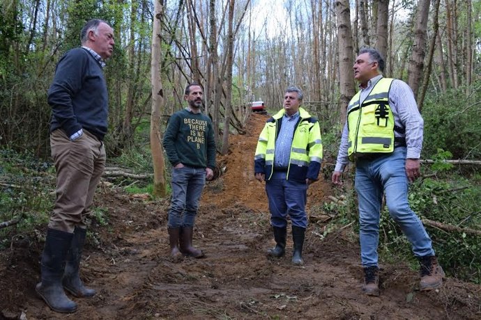 Angel García, segundo por la izquierda
