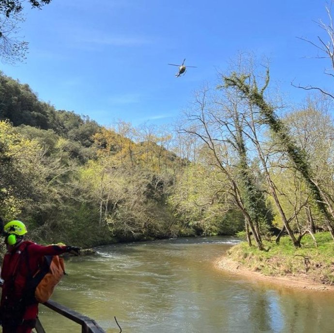 El helicóptero traslada en estado grave a un menor desde la senda flucial del Nansa