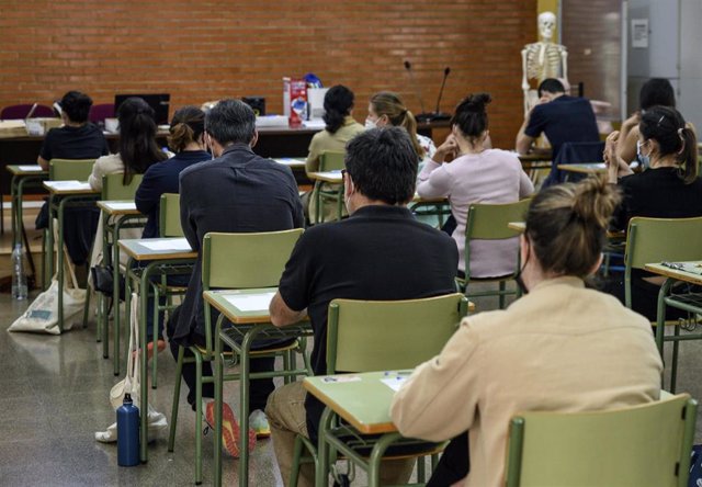 Archivo - Varias personas, durante un examen de las primeras oposiciones docentes de la Comunidad Valenciana tras el inicio de la pandemia, a 22 de mayo de 2021, en Valencia