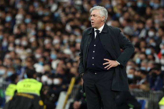 El entrenador del Real Madrid, Carlo Ancelotti, durante el partido ante el Getafe disputado en el Santiago bernabéu de LaLiga Santander 2021-2022.