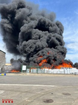 Incendio en una fábrica de sillas de plástico, en Les Preses (Girona), el 11 de abril de 2022.