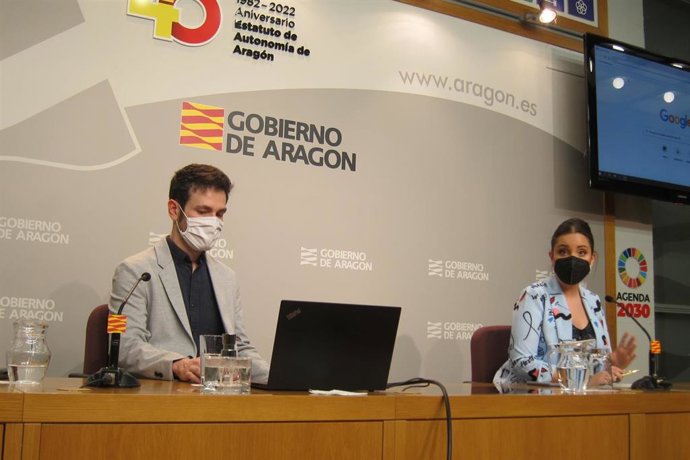 La consejera de Ciencia, Universidad y Sociedad del Conocimiento del Gobierno de Aragón, Maru Díaz, y el director general de Universidades, Ramón Guirado, presentan la web del mapa de titulaciones universitarias de la comunidad autónoma.