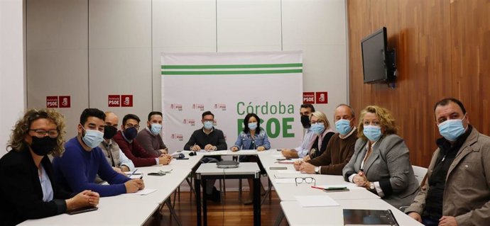 Romero y Crespín (al fondo), presiden la reunión del Comité Electoral del PSOE de Córdoba.