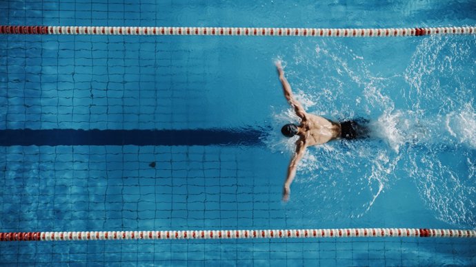 Archivo - Natación, piscina, agua. Deporte, ejercicio, nadar.