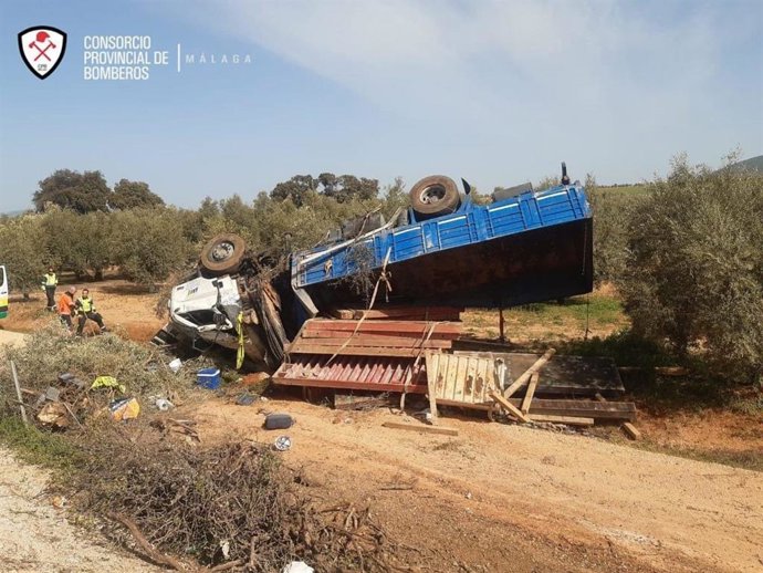 Camión volcado en un accidente de tráfico en la A-92 a su paso por Humilladero (Málaga)