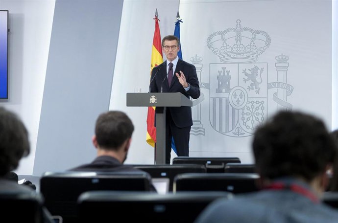 El presidente nacional del PP, Alberto Núñez Feijóo, comparece tras la reunión con el presidente del Gobierno, en La Moncloa, a 7 de abril de 2022, en Madrid (España). Se trata de la primera reunión en el Palacio de la Moncloa tras el nombramiento de Fe