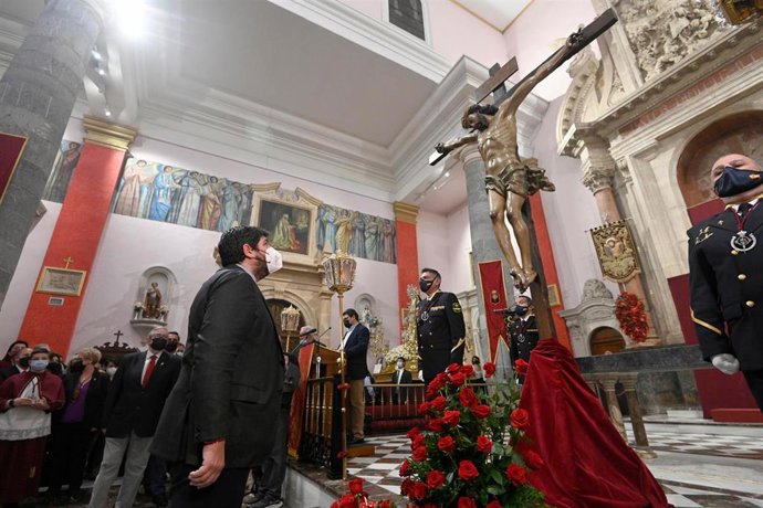 López Miras asiste al besapié del Cristo del Perdón