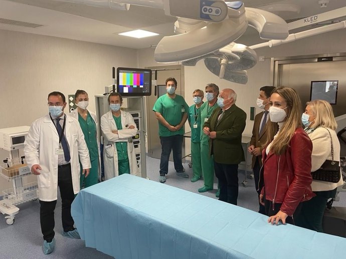 El consejero de Salud y Familias, Jesús Aguirre, ha visitado este lunes el equipo de cirugía robótica asistida por el sistema Da Vinci que el Hospital Universitario Juan Ramón Jiménez ha instalado en un nuevo quirófano ubicado en la segunda planta.
