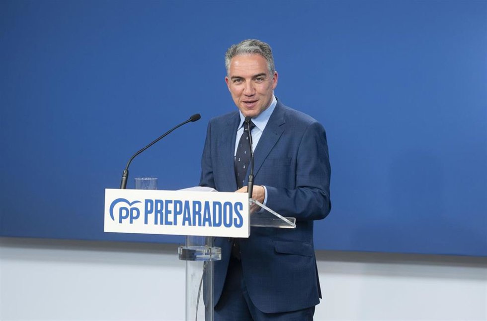El coordinador general del PP, Elías Bendodo, en una rueda de prensa tras el Comité de Dirección del PP, en la sede de la calle Génova