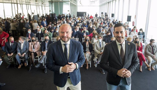 El presidente de la Diputación de Valencia, Toni Gaspar, y el vicepresidente  y diputado de Cooperación Municipal y Cohesión Territorial, Carlos Fernández Bielsa, en la presentación del Plan de Inversiones 2022-2023