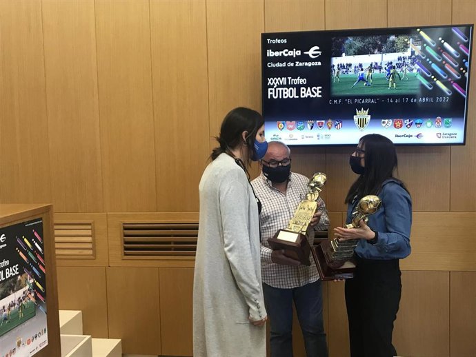 La concejala de Deportes, Cristina García, la representante de Ibercaja María Frago, y el vicepresidente del club UD Balsas Picarral, Luis Alba, presentan el XXXVII Torneo de Fútbol Base Ibercaja Ciudad de Zaragoza