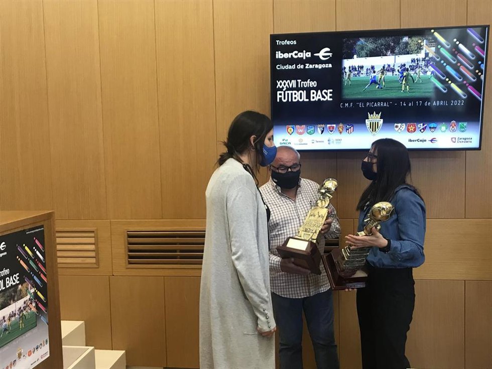 La concejala de Deportes, Cristina García, la representante de Ibercaja María Frago, y el vicepresidente del club UD Balsas Picarral, Luis Alba, presentan el XXXVII Torneo de Fútbol Base Ibercaja Ciudad de Zaragoza