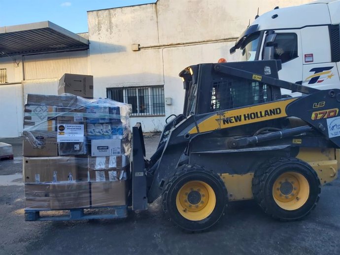 Archivo - La Asociación Guardias Civiles Solidarios carga en Granada el primer camión con ayuda humanitaria para Ucrania (archivo).
