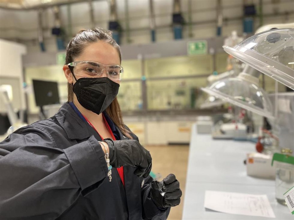 Alumnas de FP Dual del José Luis Graíño ya se forman en el laboratorio de Cepsa en Huelva.