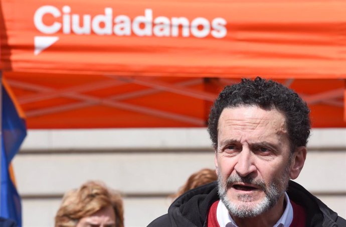 El vicesecretario general de Ciudadanos, Edmundo Bal, realiza declaraciones a los medios, antes de visitar una carpa informativa de la formación, en la calle Bailén, a  10 de abril de 2022, en Madrid (España).