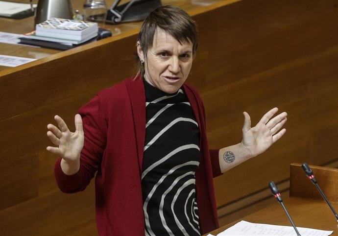 La portavoz de Compromís, Papi Robles, interviene durante una sesión de control de les Corts. 